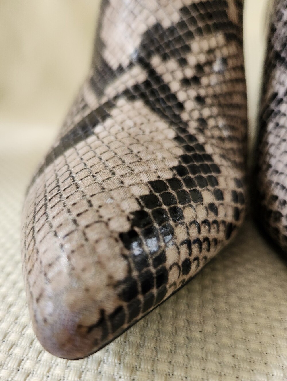 Marc Fisher Python Snakeskin Ankle Booties Pointed Toe Block Heel SideZip Sz 7.5 - Picture 7 of 16